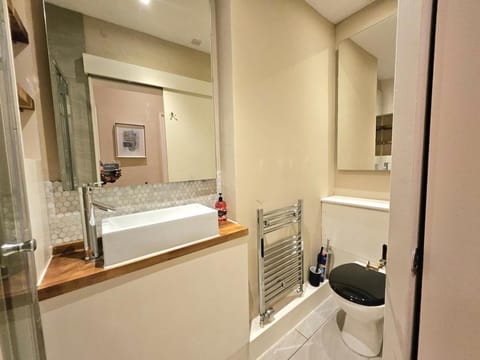 2 Bedroom Apt, 4 Beds, 3 TV near Fountain Park Apartment in Edinburgh