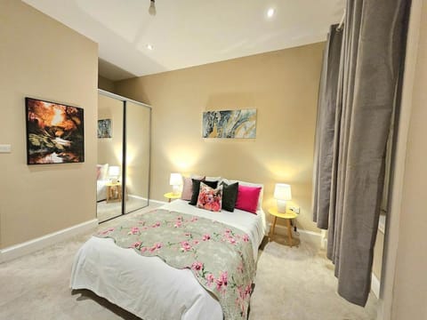 2 Bedroom Apt, 4 Beds, 3 TV near Fountain Park Apartment in Edinburgh