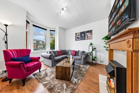 Communal lounge/ TV room, TV and multimedia, Living room, Seating area, Evening entertainment