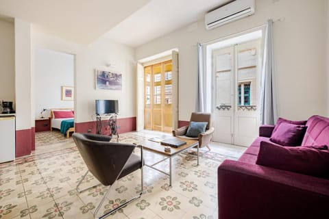 Communal lounge/ TV room, TV and multimedia, Living room, Seating area, Dining area, Evening entertainment, fireplace, air conditioner