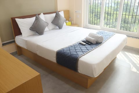 Bed, TV and multimedia, Bedroom, towels, wardrobe, air conditioner
