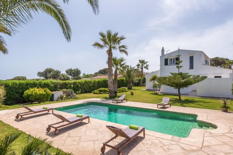 Property building, Off site, Day, Summer, Garden, Swimming pool, sunbed