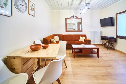 TV and multimedia, Living room, Seating area, Dining area