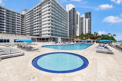 Property building, Day, Pool view, Swimming pool, Swimming pool, sunbed