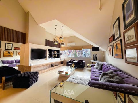 Communal lounge/ TV room, Winter, TV and multimedia, Living room, Decorative detail, Guests, Area and facilities, Entertainment, Time of day, group of guests, Family