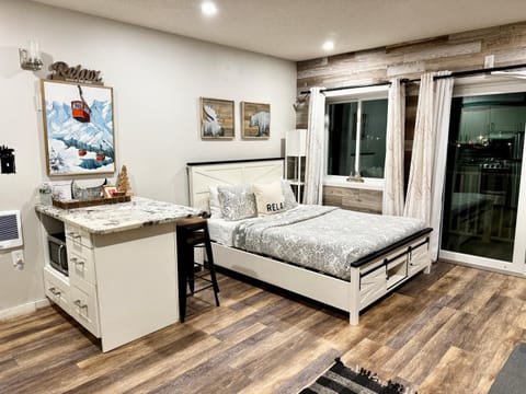 Bed, Dining area