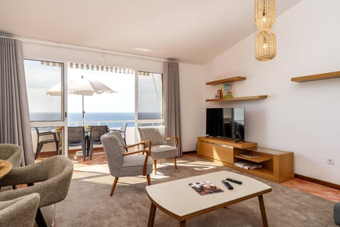 Communal lounge/ TV room, Natural landscape, TV and multimedia, Living room, Seating area, Evening entertainment, Sea view
