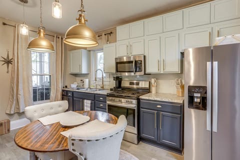 2 Mi to Dtwn Charming Sandusky Getaway with Hot Tub House in Sandusky