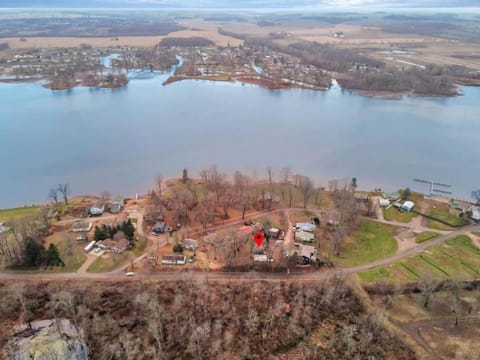 Canary Cottage Country House in Ohio