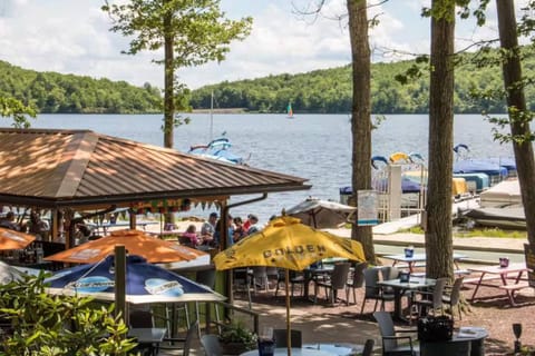 Restaurant/places to eat, Off site, Natural landscape, Pets, Lake view, pet friendly