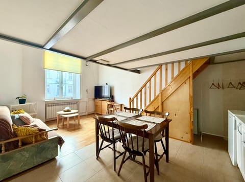 TV and multimedia, Living room, Seating area, Dining area