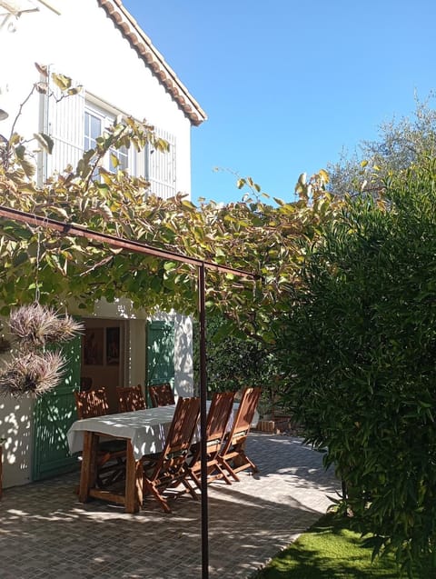 Patio, Dining area, Garden view