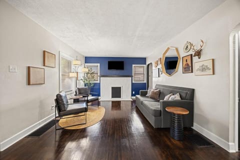 7 Min To Downtown, Firepit, Bourbon Trail, HorsePark Apartment in Lexington