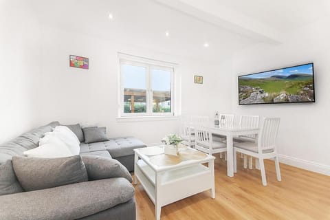 TV and multimedia, Living room, Seating area, Dining area