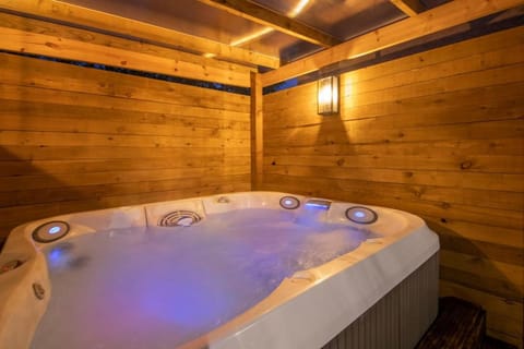 Hot Tub, Hot Tub, Spa and wellness centre/facilities