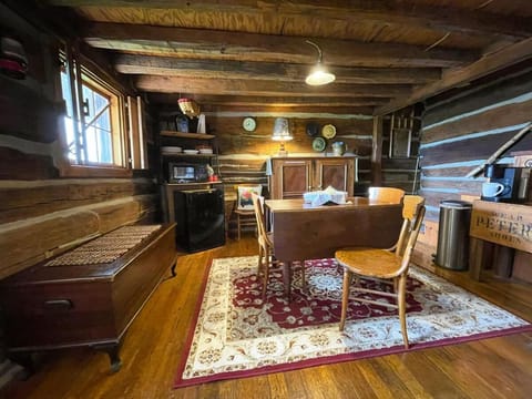 Historic Sadie's Log Cabin Cabin in McGregor