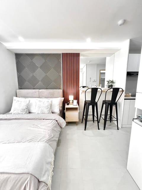 Bed, Photo of the whole room, Seating area, Bedroom