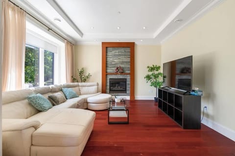 Luxury 4-Bedroom Villa House in Vancouver