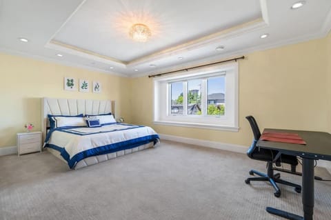 Luxury 4-Bedroom Villa House in Vancouver