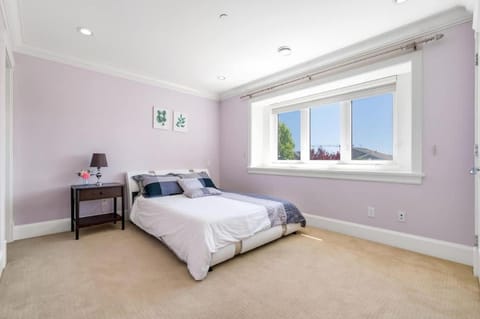 Luxury 4-Bedroom Villa House in Vancouver