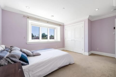 Luxury 4-Bedroom Villa House in Vancouver