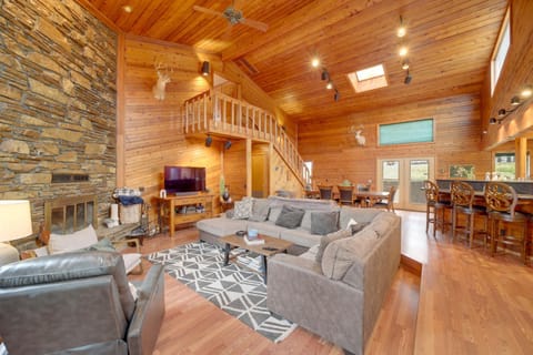 Lake Eufaula Cabin with Dock at Nine Marina Cabin in Longtown