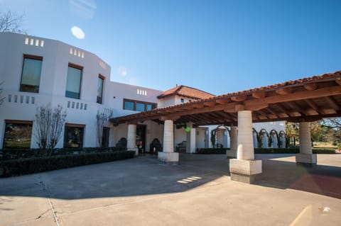 Property building, Restaurant/places to eat