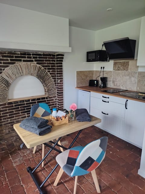 Kitchen or kitchenette, Living room, Seating area, Dining area, stove