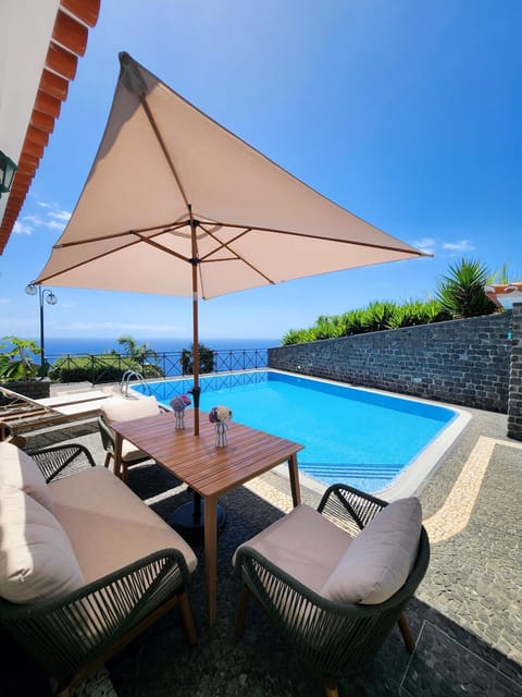 Sea view, Swimming pool, sunbed