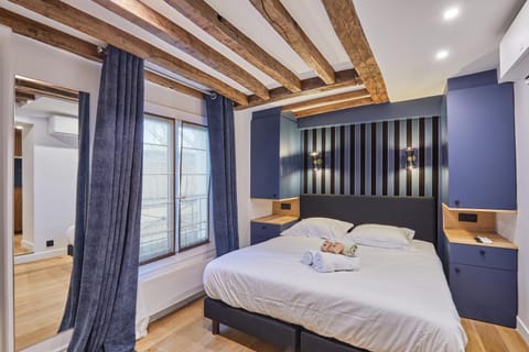 Bed, Photo of the whole room, towels