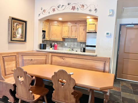 Cozy Zermatt Swiss King Villa with Kitchen Near Park City & Deer Valley Ski Resorts - 1089 Apartment in Midway