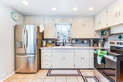 Walk to Old Town Lafayette! Cozy Couples Escape House in Lafayette