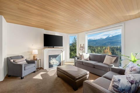 TV and multimedia, Living room, Seating area, Evening entertainment, Mountain view