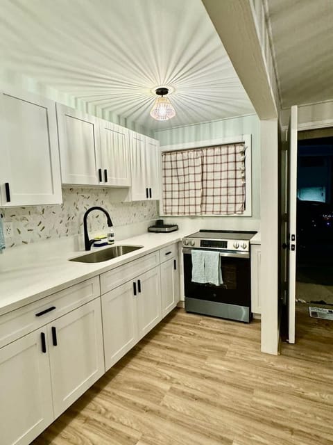 Tranquil Ground Floor Unit Central Honolulu & AC Apartment in McCully-Moiliili