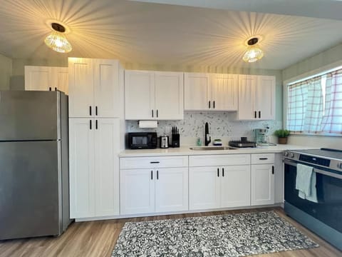 Tranquil Ground Floor Unit Central Honolulu & AC Apartment in McCully-Moiliili