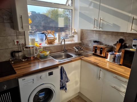 Single room in Bournemouth for female Charminster Vacation rental in Bournemouth