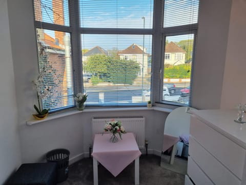 Single room in Bournemouth for female Charminster Vacation rental in Bournemouth