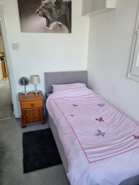 Single room in Bournemouth for female Charminster Vacation rental in Bournemouth