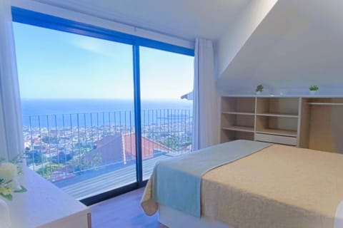 Bed, View (from property/room), Balcony/Terrace, Bedroom, City view, Landmark view, Sea view, Area and facilities