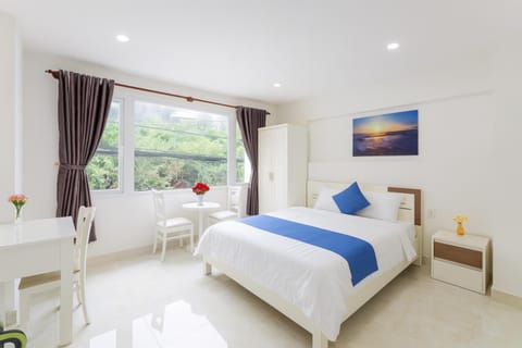 Bed, Photo of the whole room, Seating area, Dining area, Bedroom
