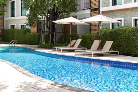 Property building, Day, Pool view, Swimming pool, sunbed