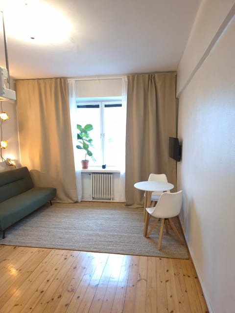 Photo of the whole room, Seating area, Dining area, internet