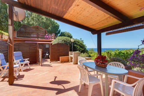 Property building, Balcony/Terrace, Living room