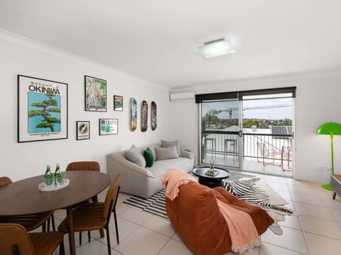 TV and multimedia, Living room, Seating area, Dining area, air conditioner