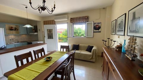 Kitchen or kitchenette, Seating area, Dining area