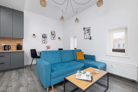 Coffee/tea facilities, Kitchen or kitchenette, Living room, Seating area