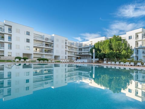 Property building, Swimming pool, sunbed