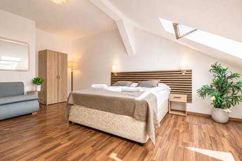 Bed, Seating area, Bedroom