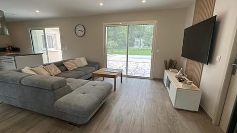 TV and multimedia, Living room, Seating area, Evening entertainment