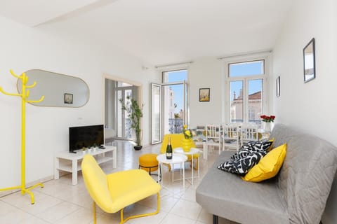TV and multimedia, Living room, Seating area, Dining area